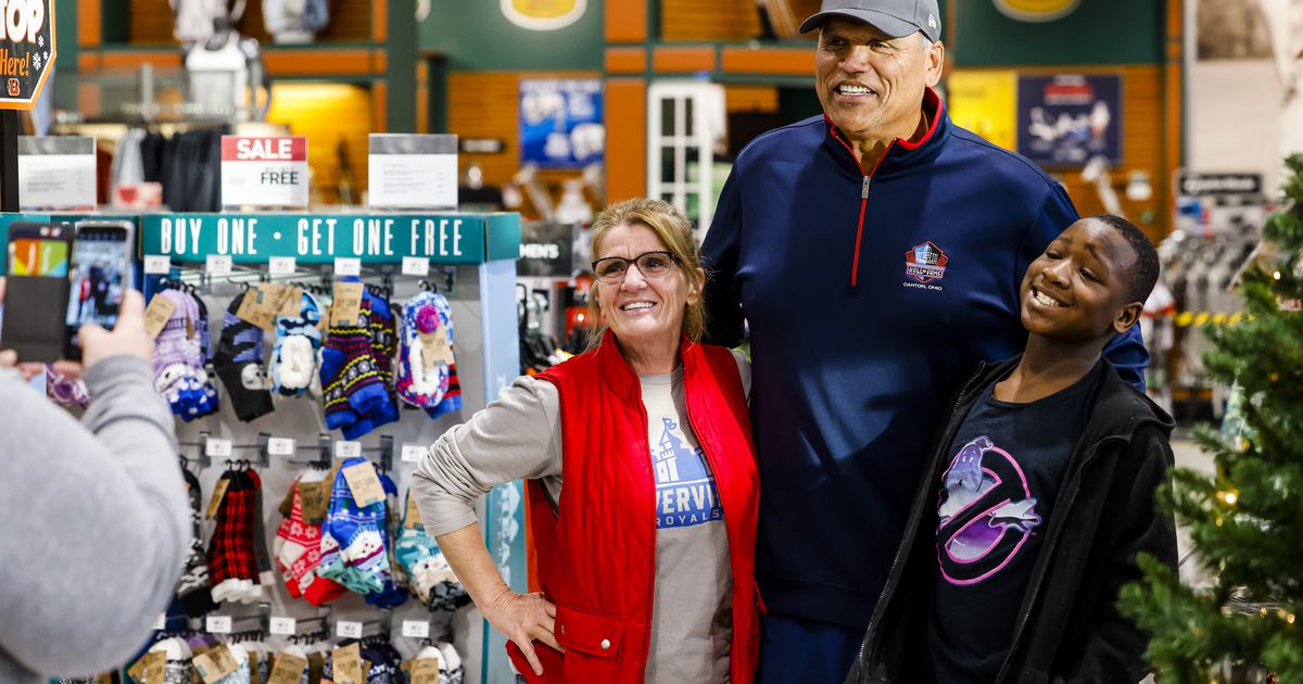 Bengals great Anthony Muñoz treats Hamilton school kids to shopping spree