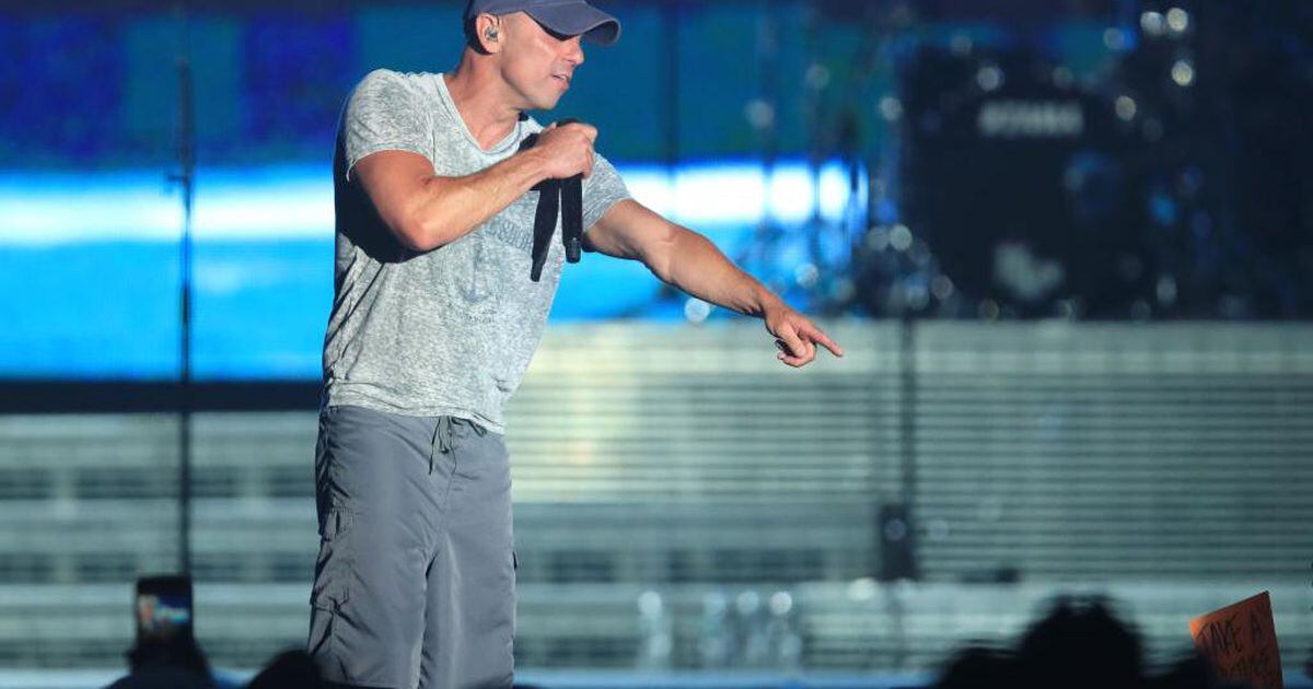 Kenny Chesney brings Super Bowl champion Eagles onstage during