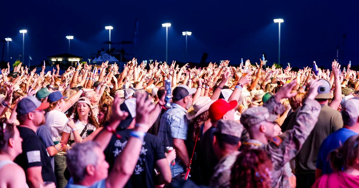 More than 7,000 attend first day of VOA Country Music Fest in West