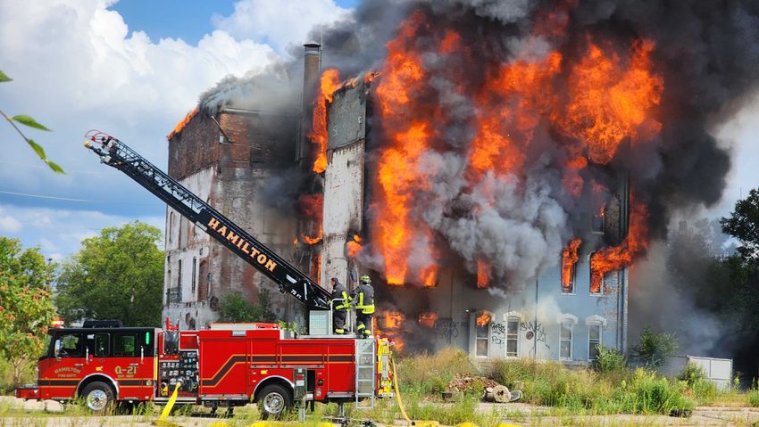 Major fire in vacant building at N 5th and Dayton street in Hamilton