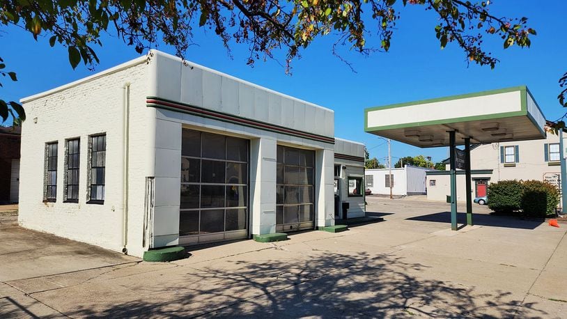 The former Ritzi body shop on Main Street in Hamilton could become Agave and Rye restaurant. NICK GRAHAM/STAFF