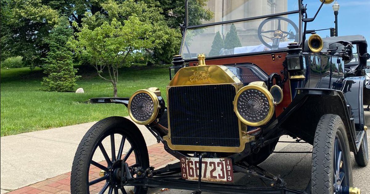 Mannequin T Ford automobiles on streets of area all week