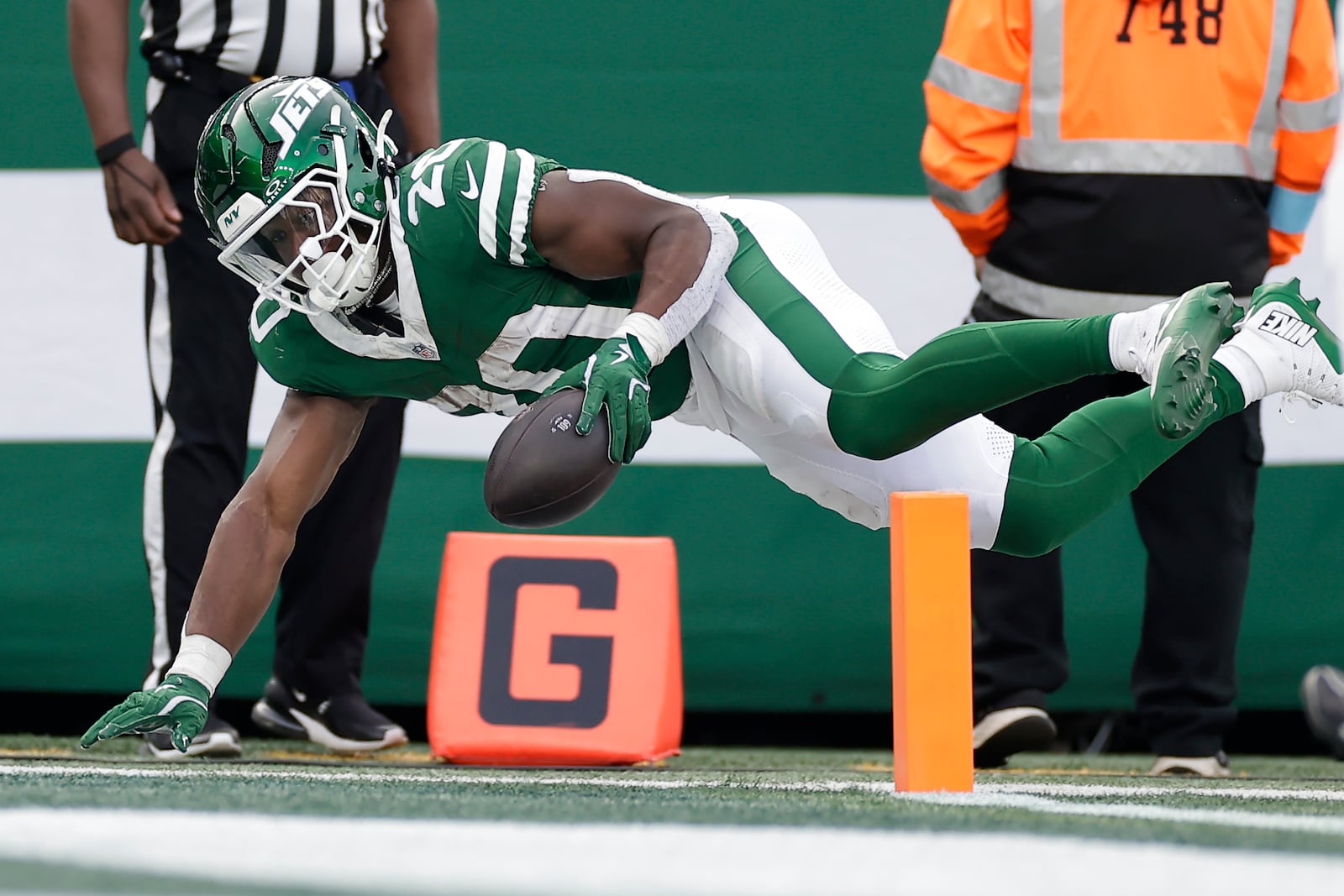 New York Jets running back Breece Hall (20) reaches the ball across the goal line for a touchdown against the Indianapolis Colts during the third quarter of an NFL football game, Sunday, Nov. 17, 2024, in East Rutherford, N.J. (AP Photo/Adam Hunger)