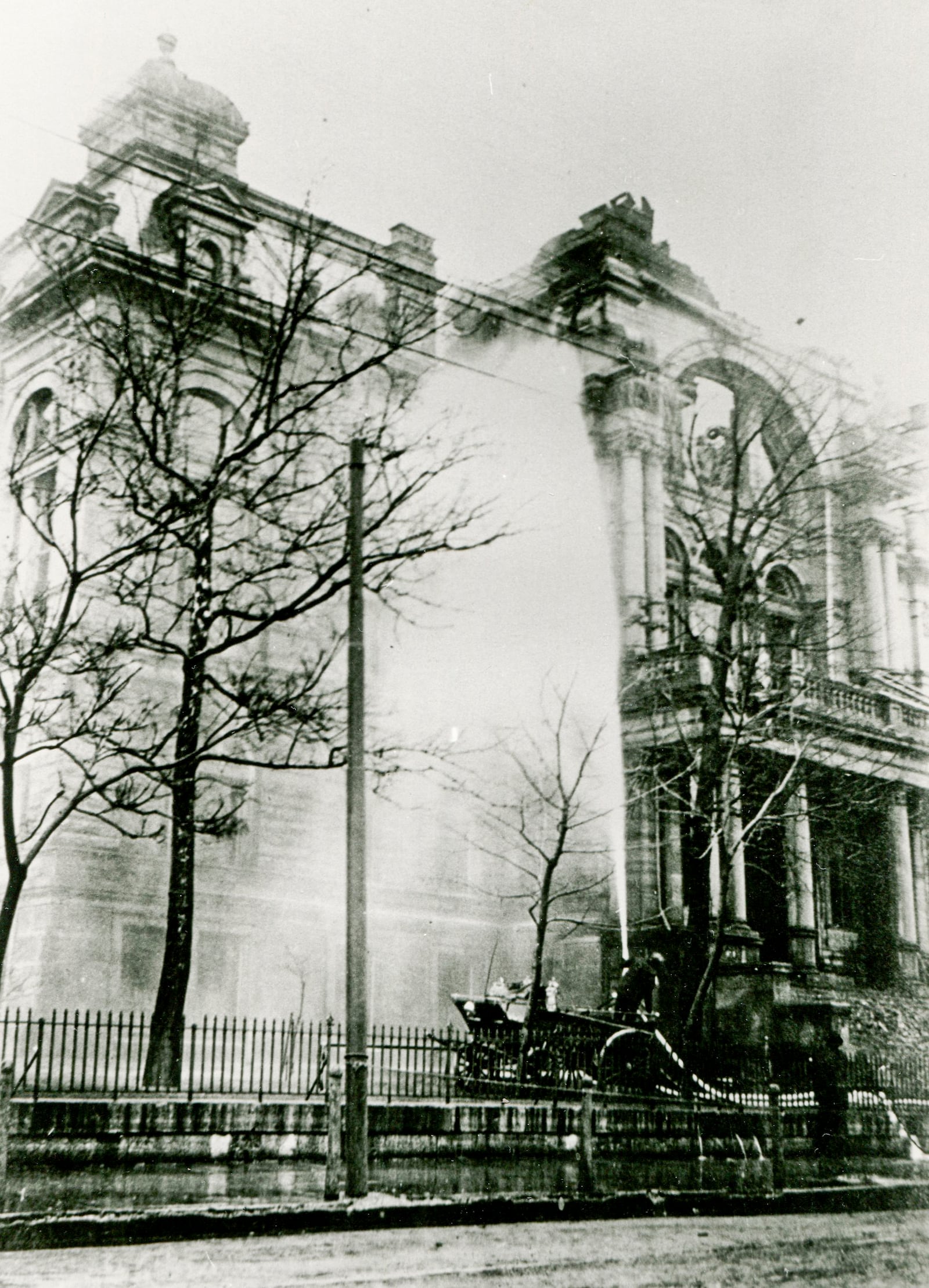 Photo of the historic Butler County courthouse fire on March 14, 1912  in Hamilton.  JOURNAL-NEWS FILE PHOTO