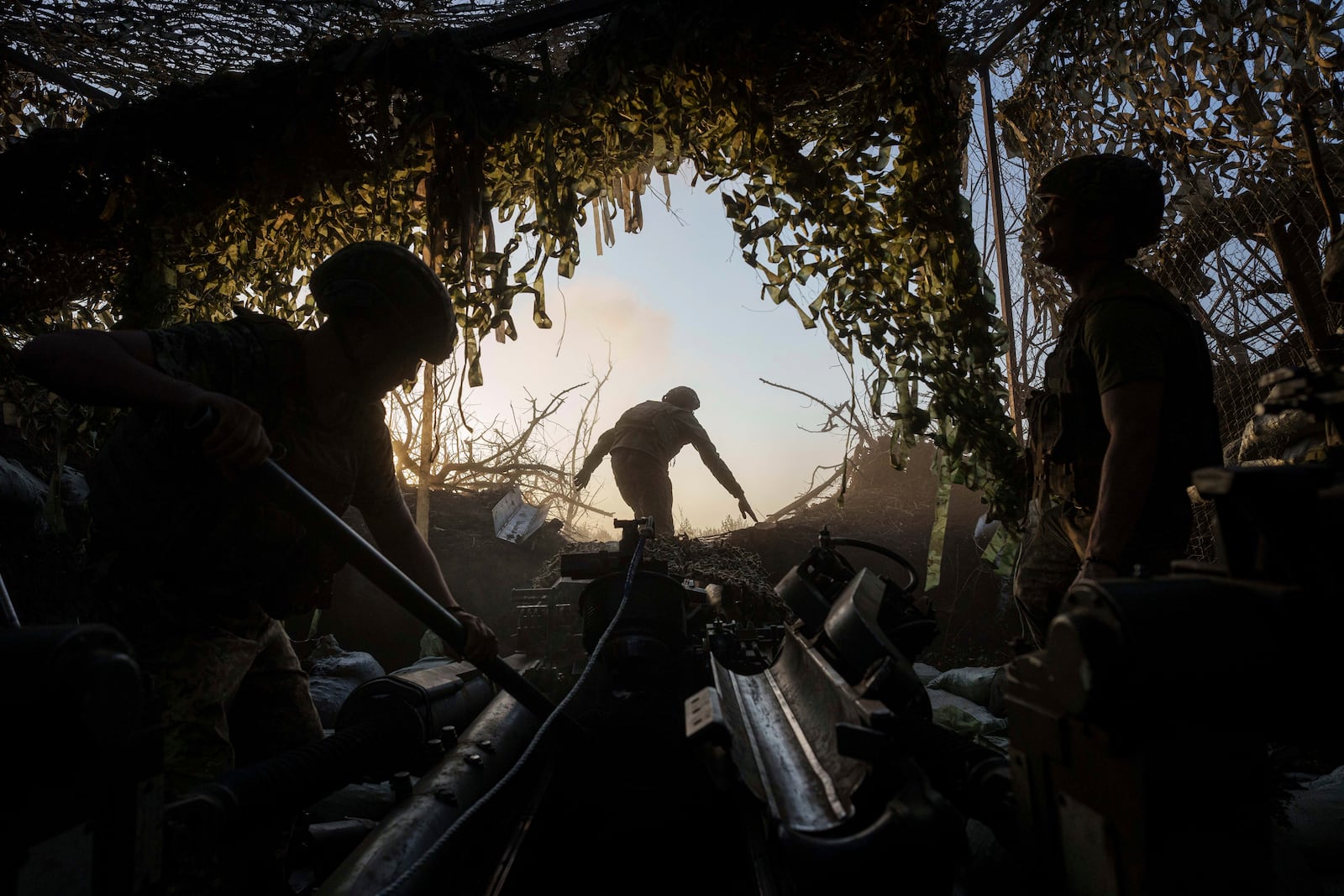 FILE - Ukrainian servicemen prepare towarda Wong fire towards Russian positions at the frontline in Donetsk region, Ukraine, Wednesday, August 21, 2024. (AP Photo/Evgeniy Maloletka, File)