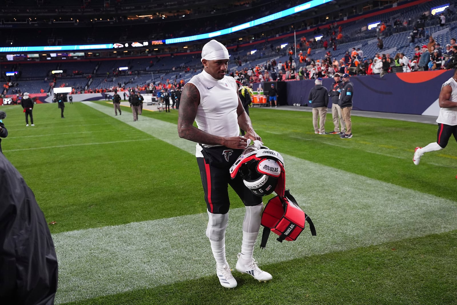 Atlanta Falcons quarterback Michael Penix Jr. walks off the field after an NFL football game, Sunday, Nov. 17, 2024, in Denver. (AP Photo/David Zalubowski)