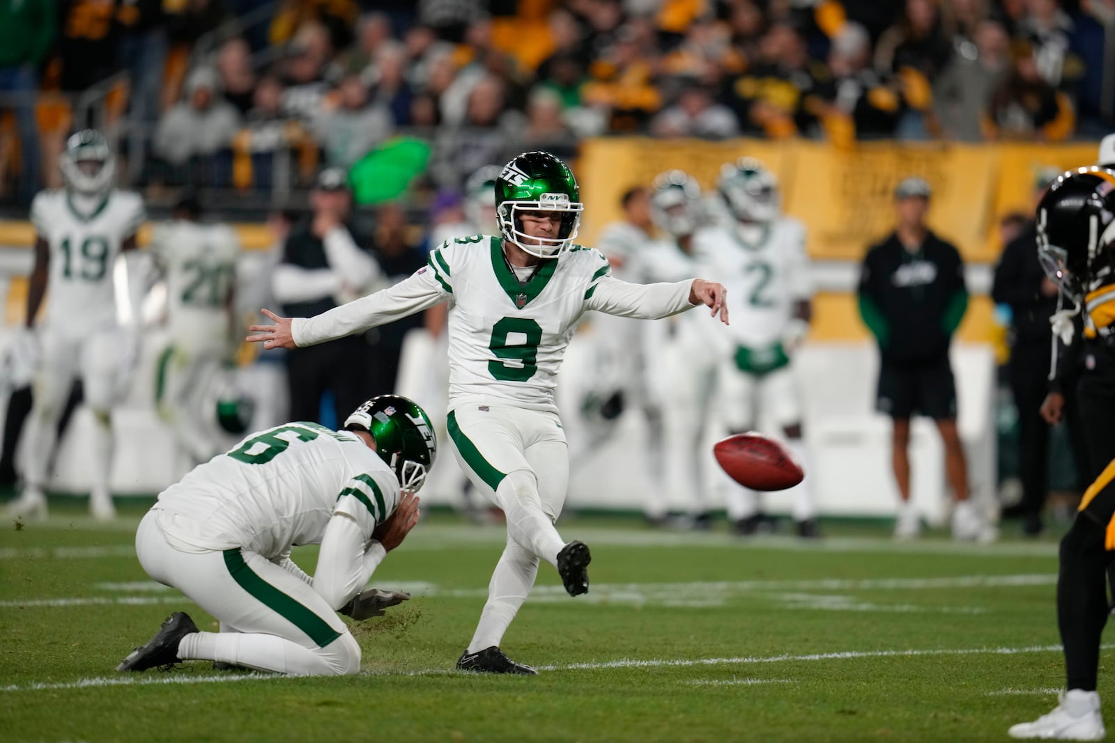 New York Jets place kicker Greg Zuerlein (9) misses a field goal in the second half of an NFL football game against the Pittsburgh Steelers in Pittsburgh, Sunday, Oct. 20, 2024. (AP Photo/Gene J. Puskar)