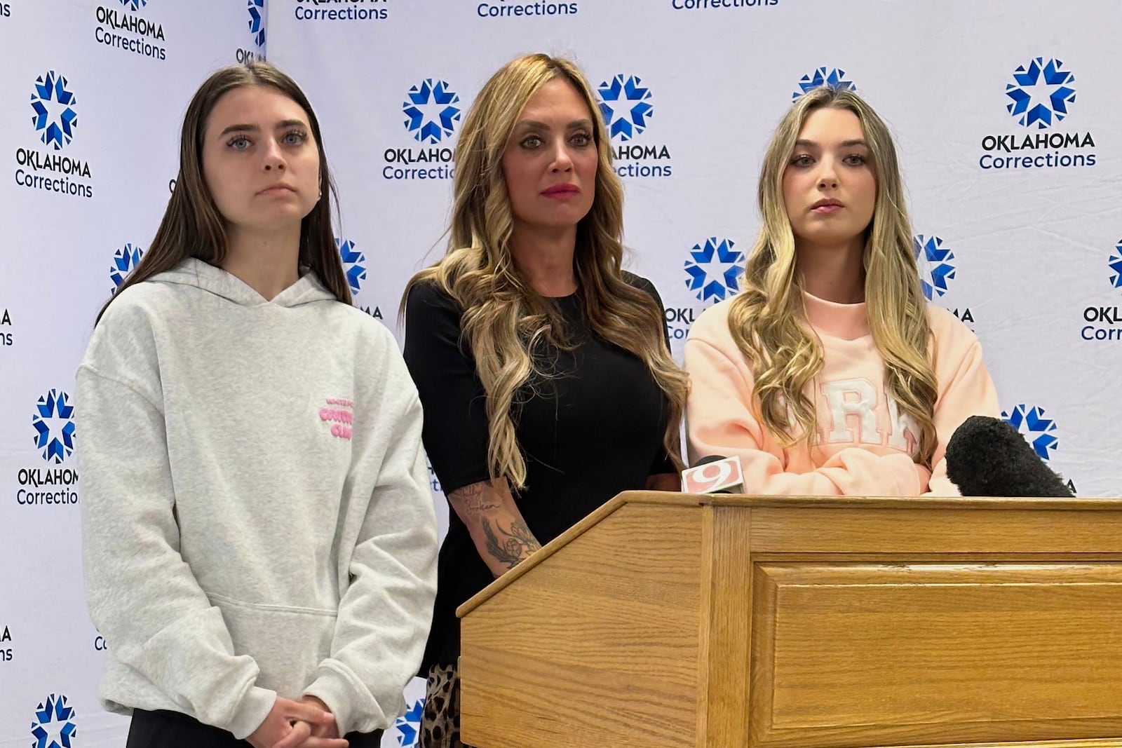 Dreu Kopf, who was wounded in a 2005 home invasion robbery, speaks to reporters, with her daughters, Gracie, left, and Rylee, after witnessing the execution of Wendell Grissom on Thursday, March 20, 2025, at the Oklahoma State Penitentiary in McAlester, Okla. (AP Photo/Sean Murphy)