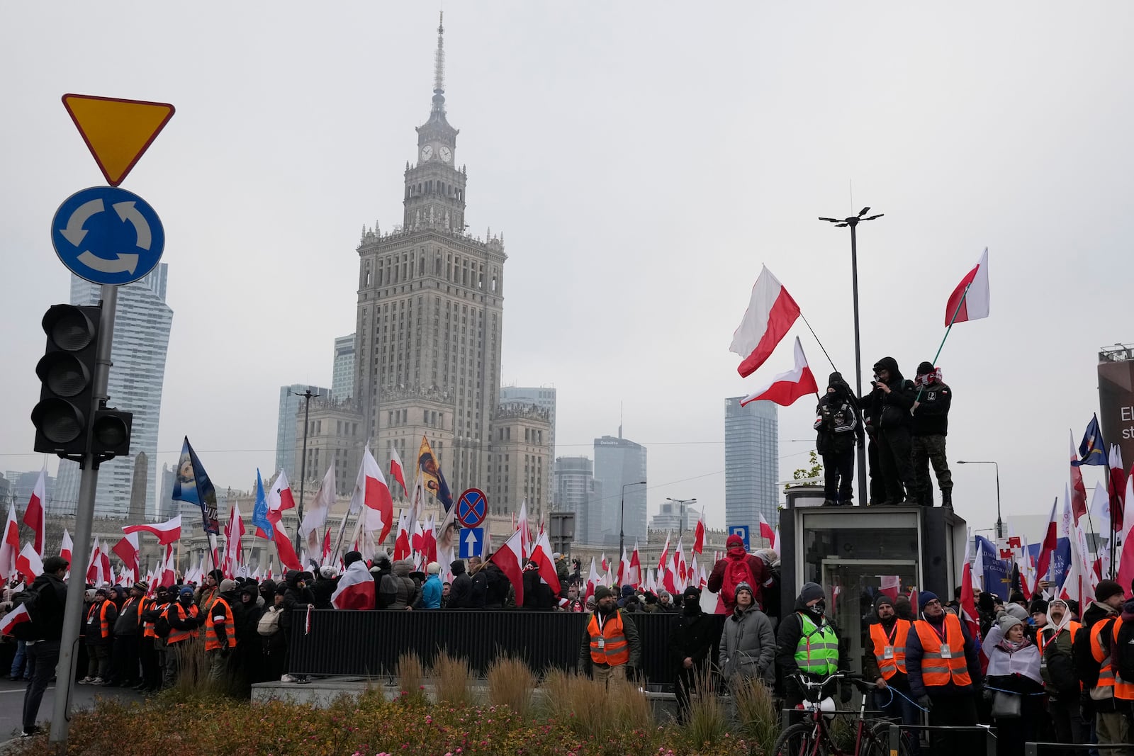 People take part in Independence Day march organised by far-right groups in Warsaw, Poland, Monday, Nov. 11, 2024. (AP Photo/Czarek Sokolowski)