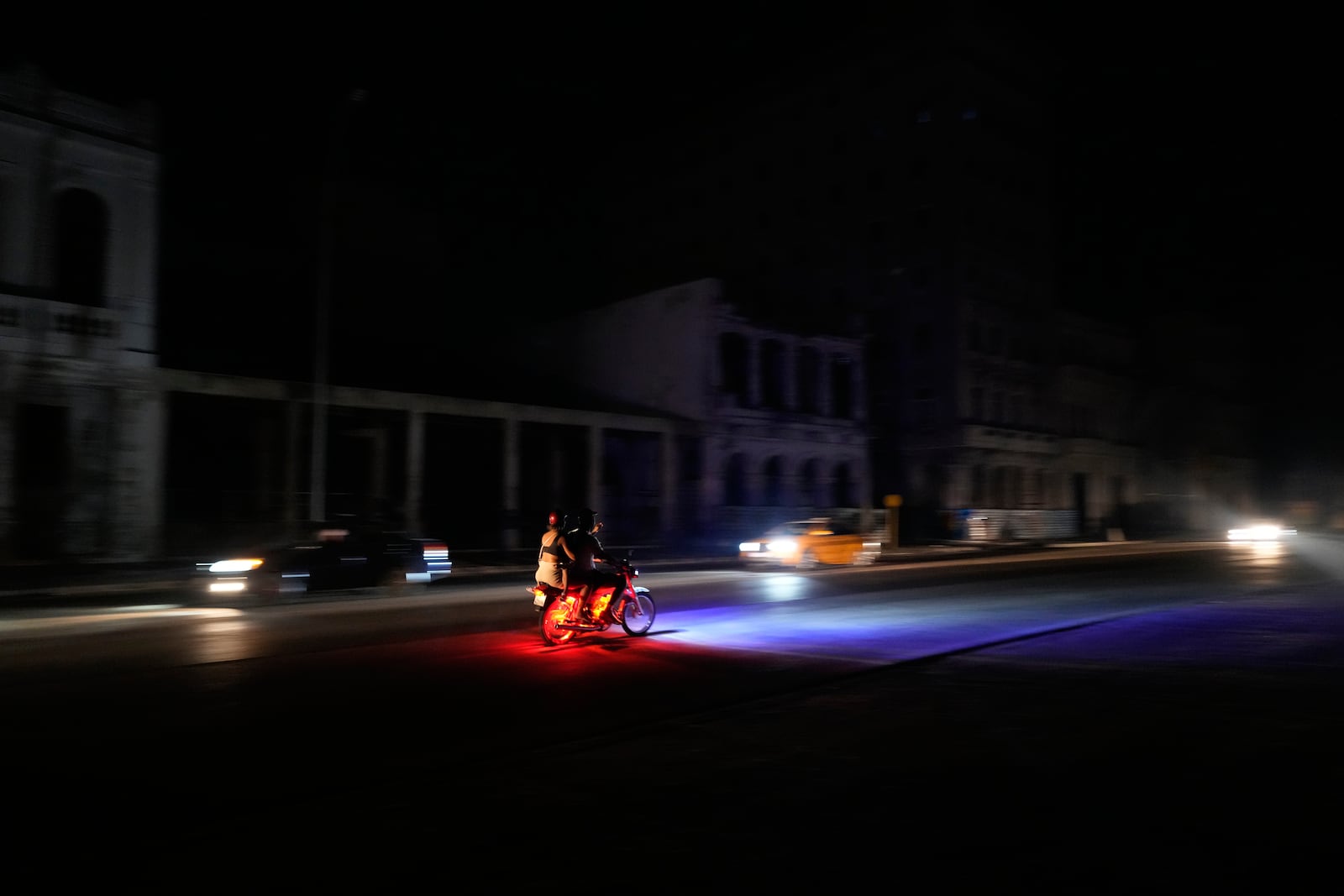 Residents drive their vehicles along the Malecon during a general blackout in Havana, Saturday, March 15, 2025. (AP Photo/Ramon Espinosa)