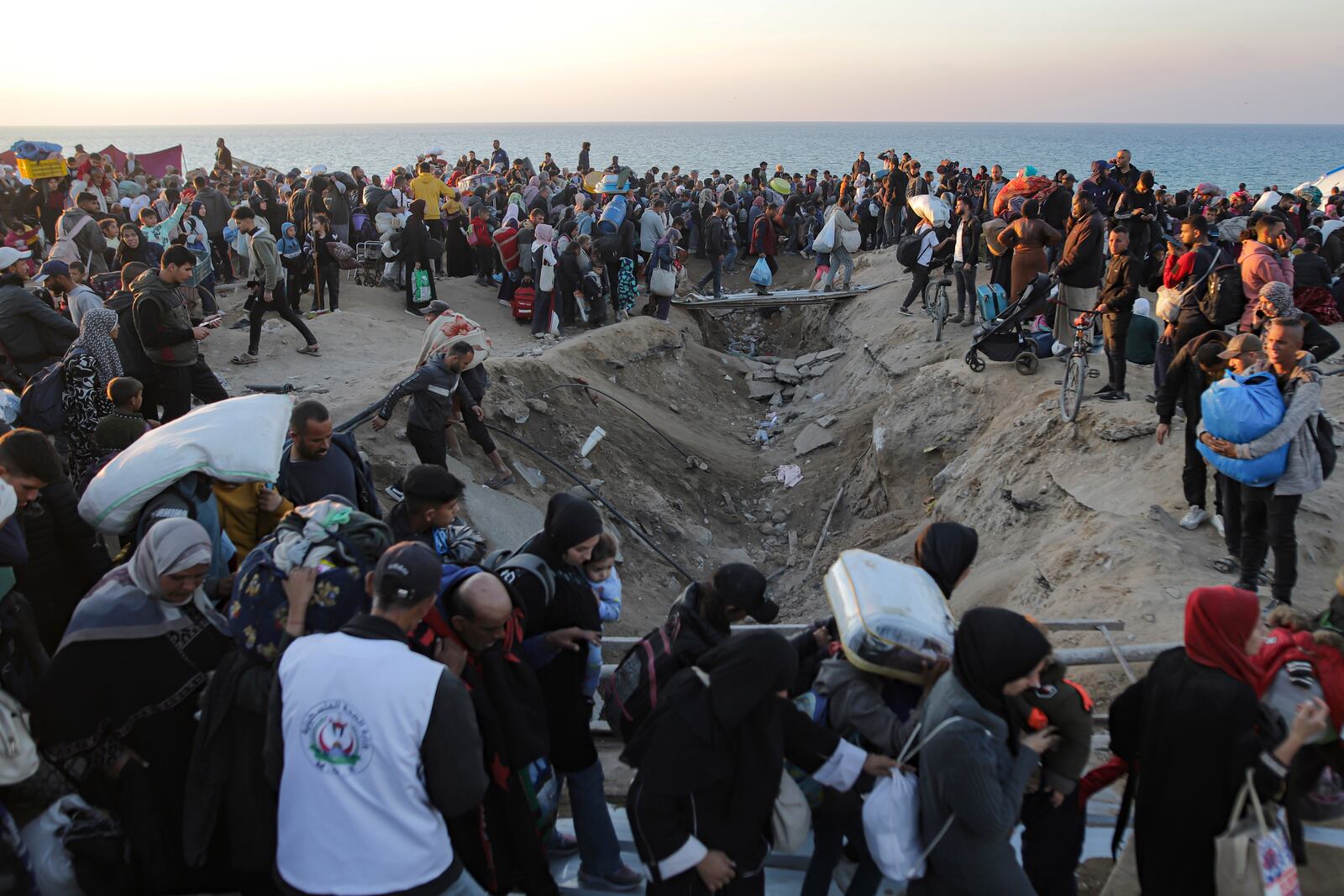 Displaced Palestinians arrive in the northern Gaza Strip, following Israel's decision to allow thousands of them to go back for the first time since the early weeks of the 15-month war with Hamas, Monday, Jan. 27, 2025. (AP Photo/Jehad Alshrafi)