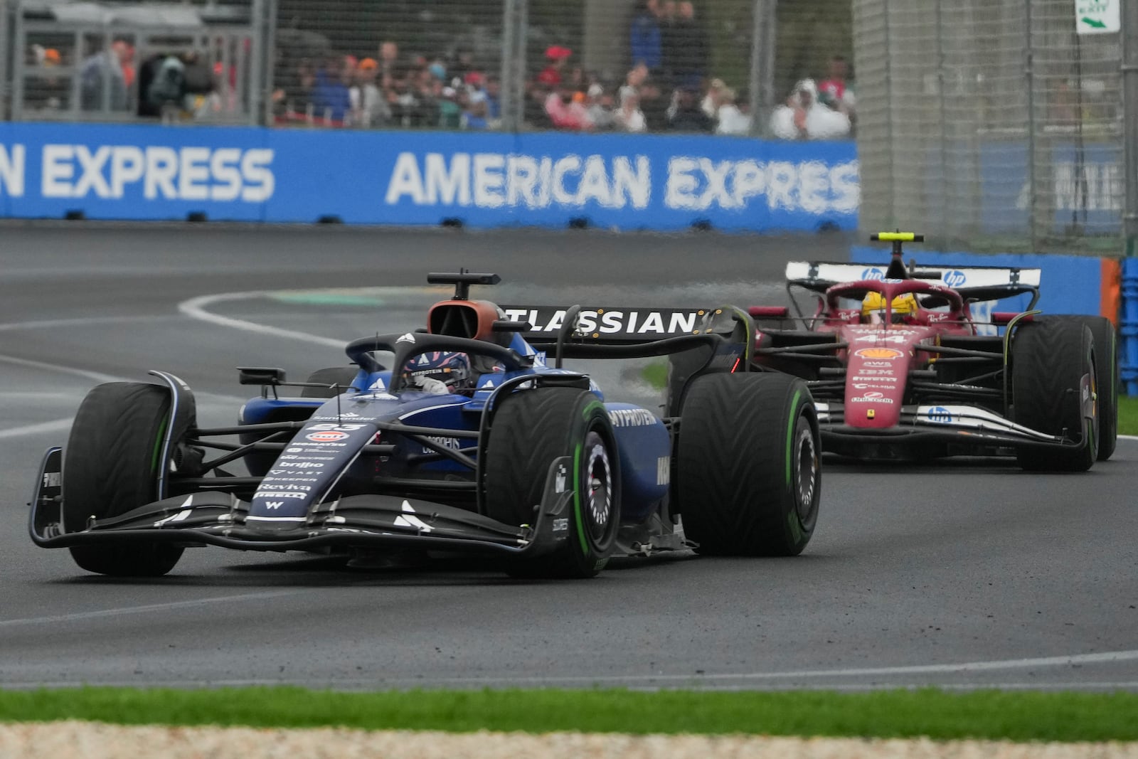 Williams driver Alexander Albon of Thailand leads Ferrari driver Lewis Hamilton of Britain during the Australian Formula One Grand Prix at Albert Park, in Melbourne, Australia, Sunday, March 16, 2025. (AP Photo/Heath McKinley )