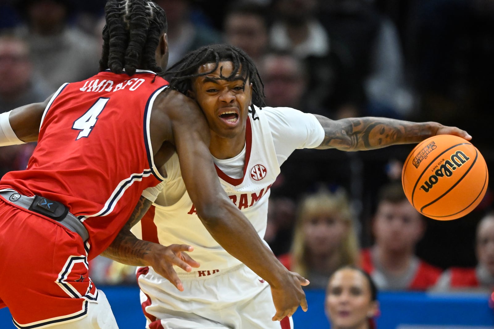 Robert Morris guard Josh Omojafo (4) defends against Alabama guard Labaron Philon (0) in the second half in the first round of the NCAA college basketball tournament, Friday, March 21, 2025, in Cleveland. (AP Photo/David Richard)