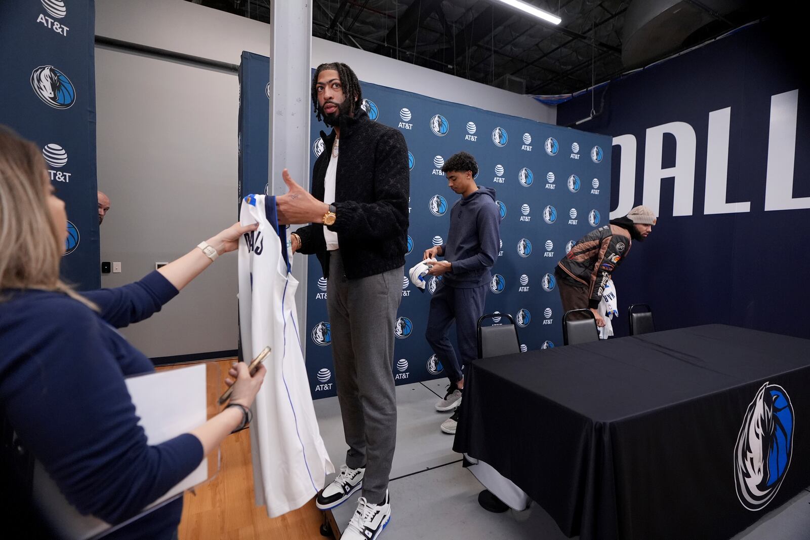 Newly acquired Dallas Mavericks players, Anthony Davis, second from left, Max Christie, second from right, and Caleb Martin, right, depart the stage after an NBA basketball news conference at the team's practice facility in Dallas, Friday, Feb. 7, 2025. (AP Photo/Tony Gutierrez)