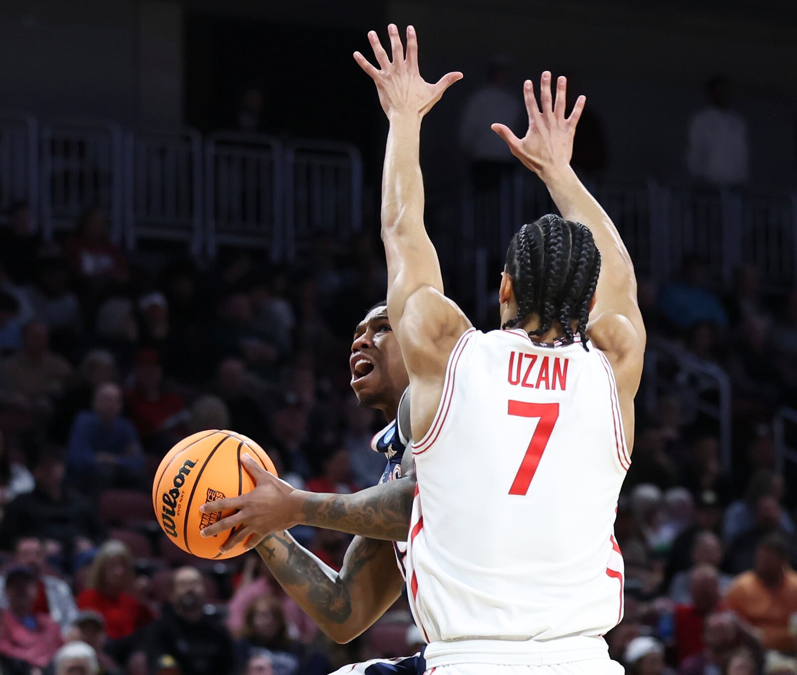 Gonzaga guard Khalif Battle, left, tries to get a shot off against Houston guard Milos Uzan (7) during the first half in the second round of the NCAA college basketball tournament, Saturday, March 22, 2025, in Wichita, Kan. (AP Photo/Travis Heying)