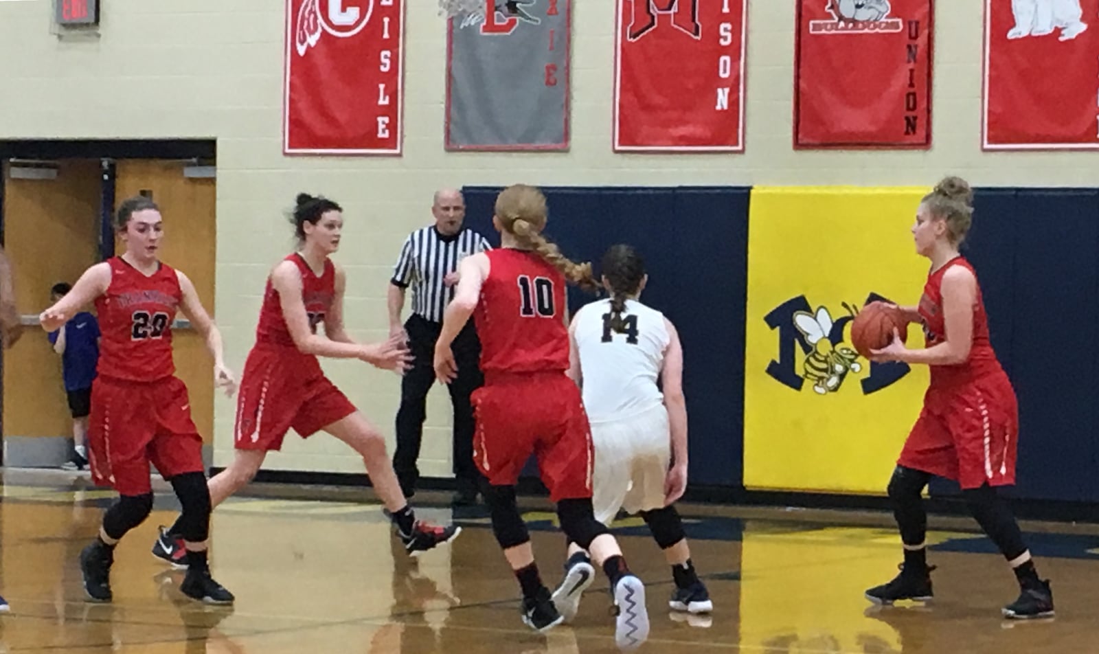 Franklin’s Emily Newton (with ball) sees teammate Layne Ferrell open for a pass during Saturday night’s game at Monroe. The Wildcats’ Skyler Weir (20) and Jordan Rogers (10) are also near the play, as is the Hornets’ Sophie Sloneker (14). RICK CASSANO/STAFF