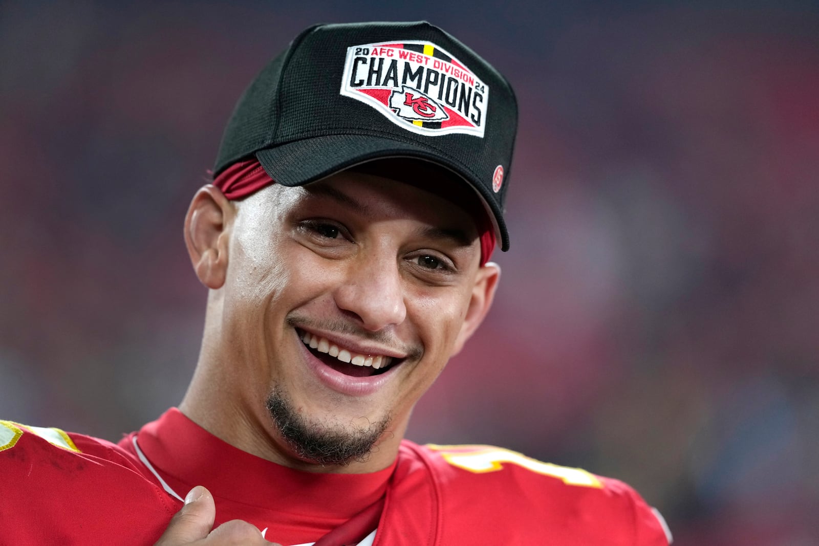 Kansas City Chiefs quarterback Patrick Mahomes celebrates after defeating the Los Angeles Chargers 19-17 in an NFL football game to win the AFC West Sunday, Dec. 8, 2024, in Kansas City, Mo. AP Photo/Ed Zurga)