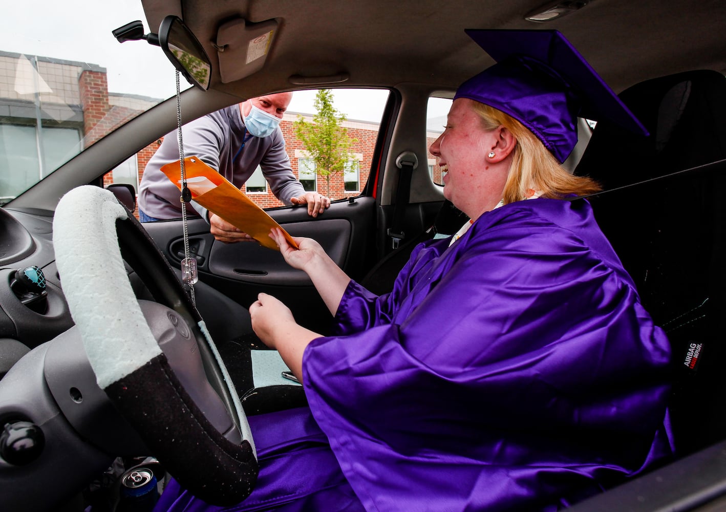 Middletown High School graduates drive up to receive diplomas