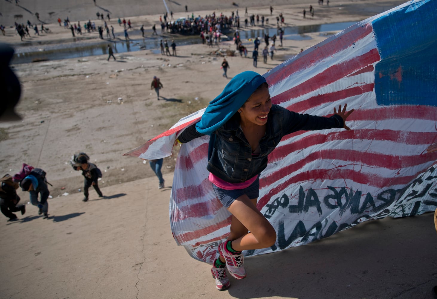 Migrants, authorities clash on US-Mexico border