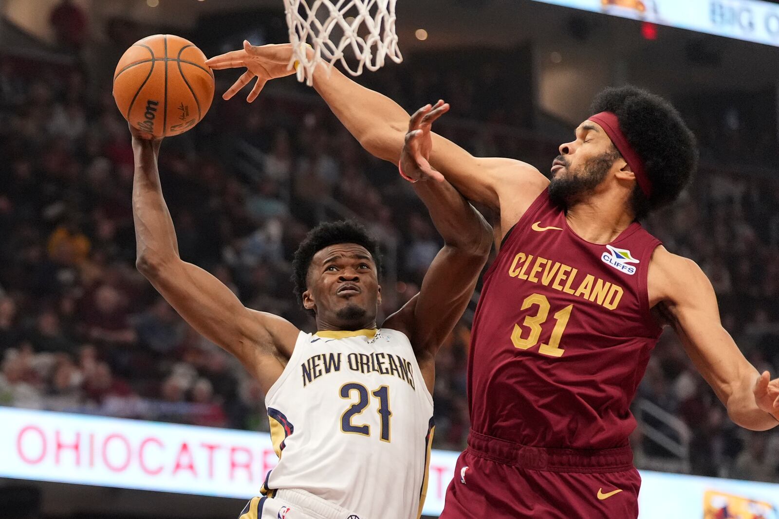 New Orleans Pelicans center Yves Missi (21) is fouled by Cleveland Cavaliers center Jarrett Allen (31) in the first half of an NBA basketball game, Wednesday, Nov. 20, 2024, in Cleveland. (AP Photo/Sue Ogrocki)