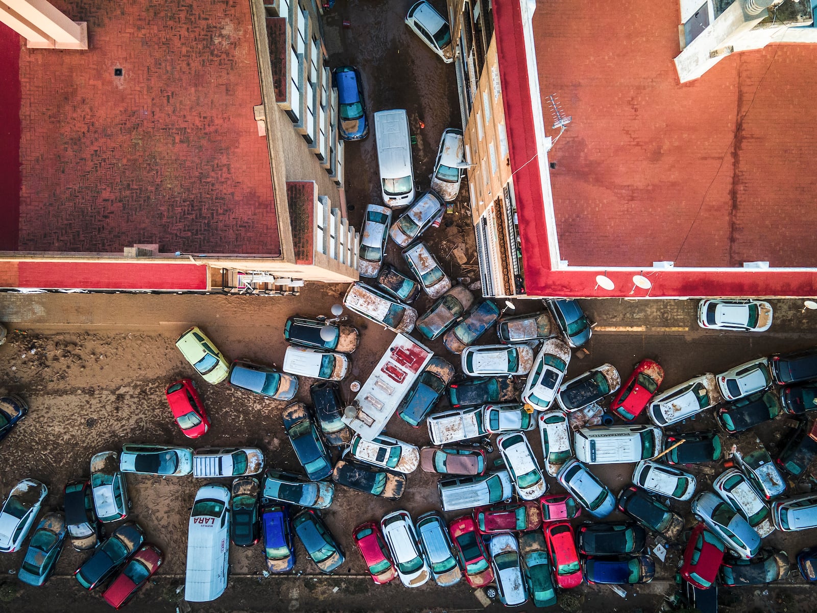 Vehicles pile up in the streets after flooding caused by late Tuesday and early Wednesday storm that left hundreds dead or missing in Alfafar, Valencia region, Spain, Saturday, Nov. 2, 2024.(AP Photo/Angel Garcia)