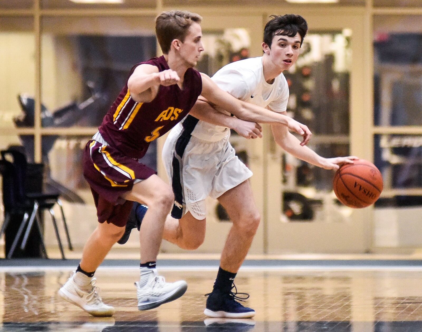 Edgewood’s Peyton Daley dribbles the ball up the floor against Ben Yeager of Ross during Friday night’s game at Edgewood. Ross won 49-34. NICK GRAHAM/STAFF