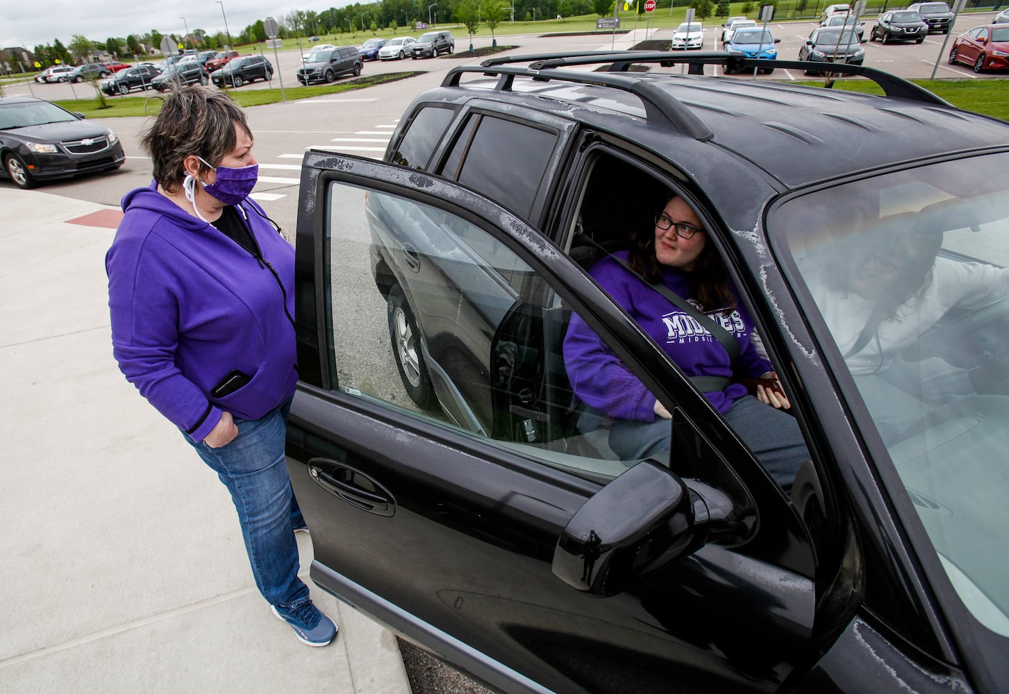 Middletown High School graduates drive up to receive diplomas