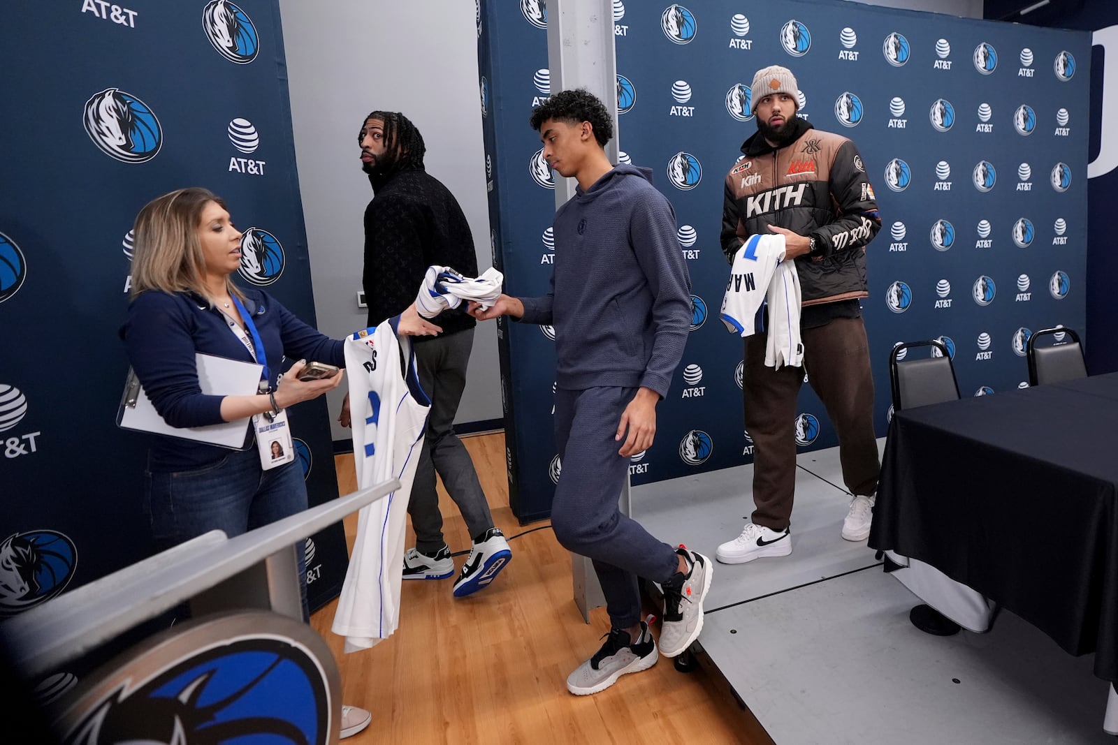 Newly acquired Dallas Mavericks players, Anthony Davis, second from left, Max Christie, second from right, and Caleb Martin, right, depart the stage after an NBA basketball news conference at the team's practice facility in Dallas, Friday, Feb. 7, 2025. (AP Photo/Tony Gutierrez)