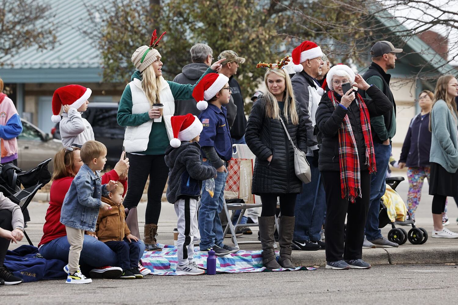 112622 Santa parade Middletown