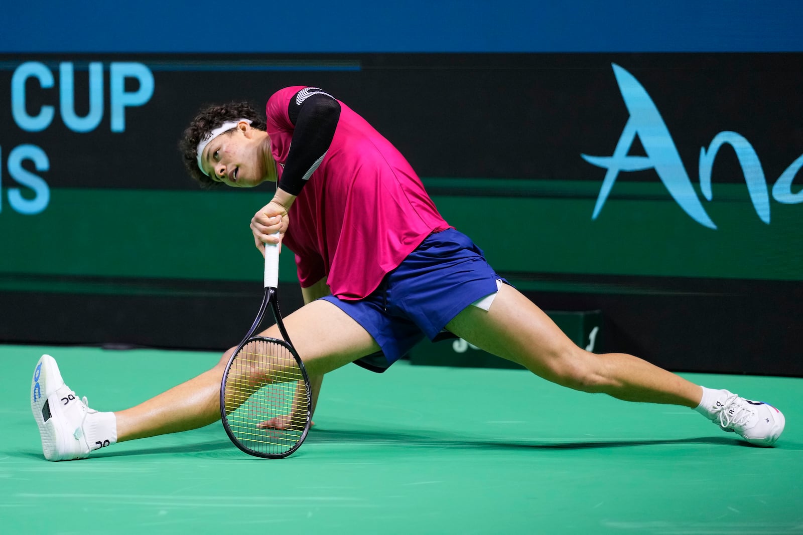 Ben Shelton of the United States reacts against Australia's Athanasios Kokkinakis during a Davis Cup quarterfinal match at the Martin Carpena Sports Hall, in Malaga, southern Spain, on Thursday, Nov. 21, 2024. (AP Photo/Manu Fernandez)