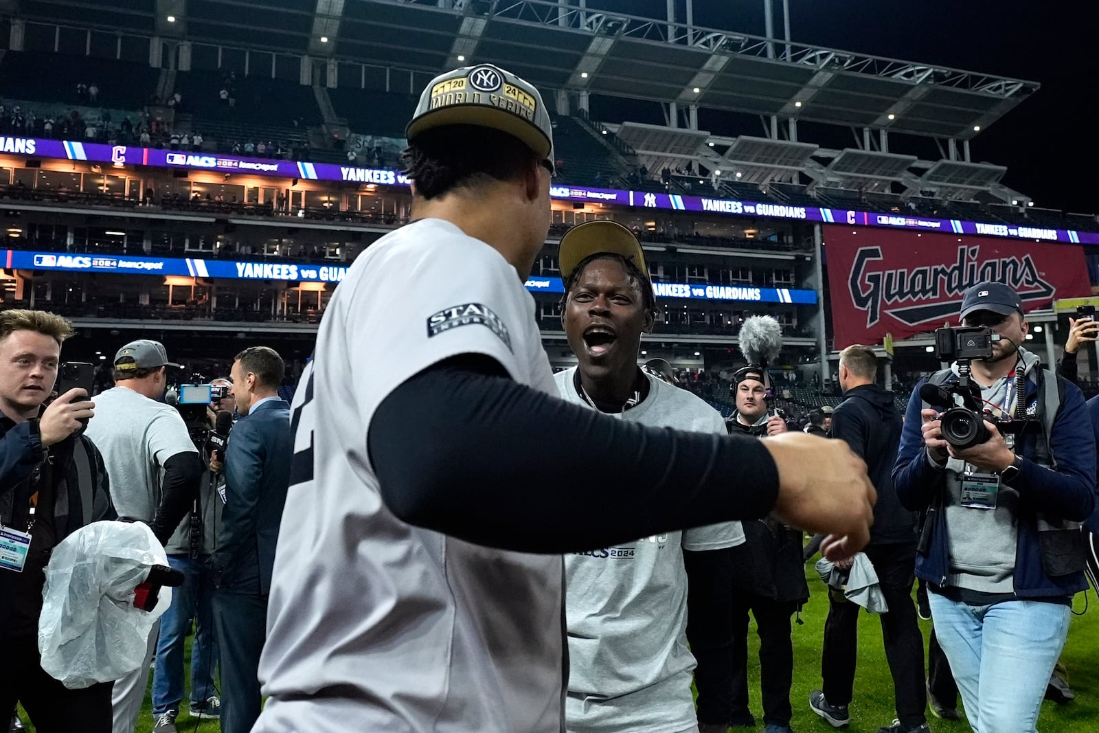 New York Yankees' Jazz Chisholm Jr., right, and Juan Soto celebrate after Game 5 of the baseball AL Championship Series against the Cleveland Guardians Saturday, Oct. 19, 2024, in Cleveland. (AP Photo/Godofredo A. Vásquez )