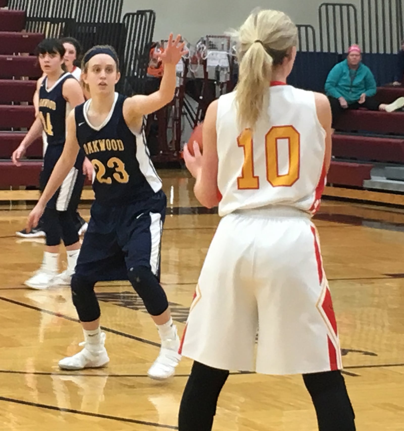 Fenwick’s Anna Beebe (10) gets a long defensive look from Oakwood’s Margie Conrath (23) during Saturday’s Division II sectional contest at Lebanon. RICK CASSANO/STAFF