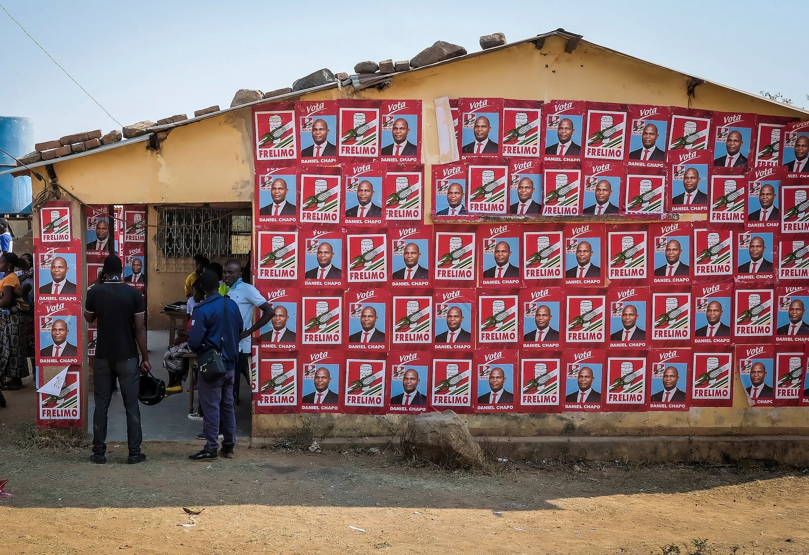 A building displays ruling party posters in support of presidential candidate Daniel Chapo ahead of elections in Maputo, Mozambique, Sunday, Oct. 6, 2024. (AP Photo/Carlos Uqueio)