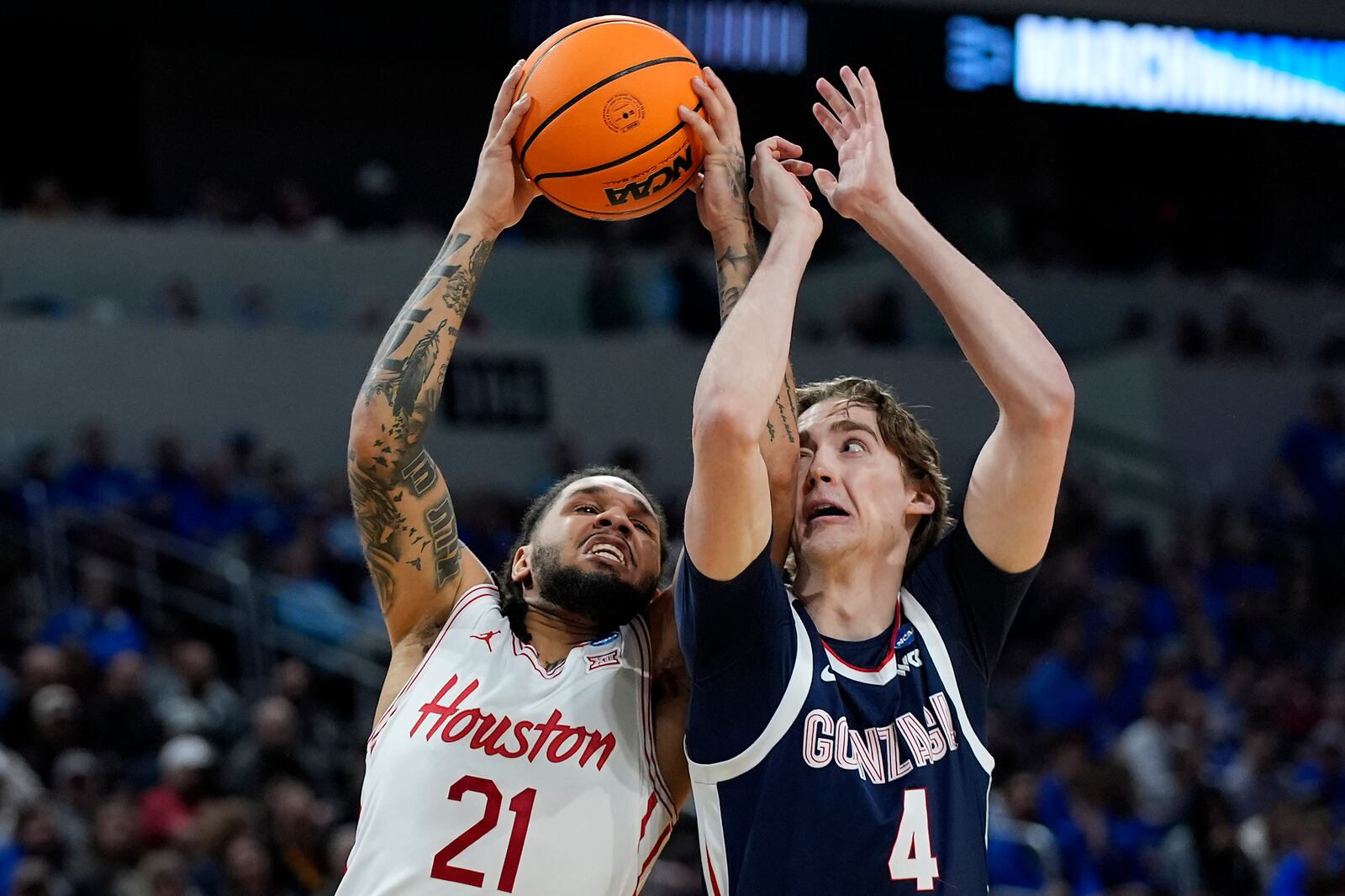 Houston guard Emanuel Sharp (21) tries to shoot around Gonzaga guard Dusty Stromer (4) during the second half of the second round of the NCAA college basketball tournament, Saturday, March 22, 2025, in Wichita, Kan. (AP Photo/Charlie Riedel)