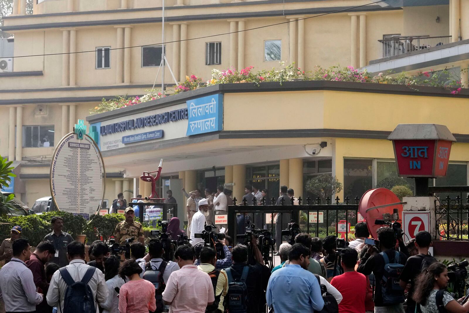 Police and media personnel outside Lilavati hospital where Bollywood actor Saif Ali Khan underwent surgery for stab injuries after a scuffle with an intruder at his home in Mumbai, Thursday, Jan. 16, 2025.(AP Photo/Rajanish Kakade)