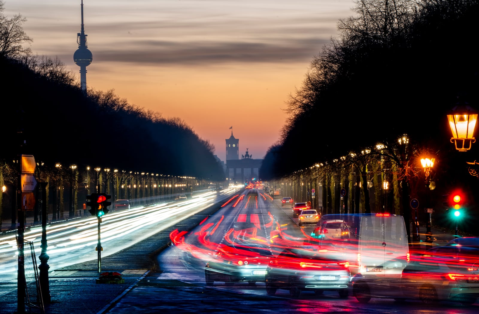 Cars move towards the Brandenburg Gate on the 17th of June Street in Berlin , Germany, Monday, Feb. 24, 2025, the day after the German election. (AP Photo/Michael Probst)