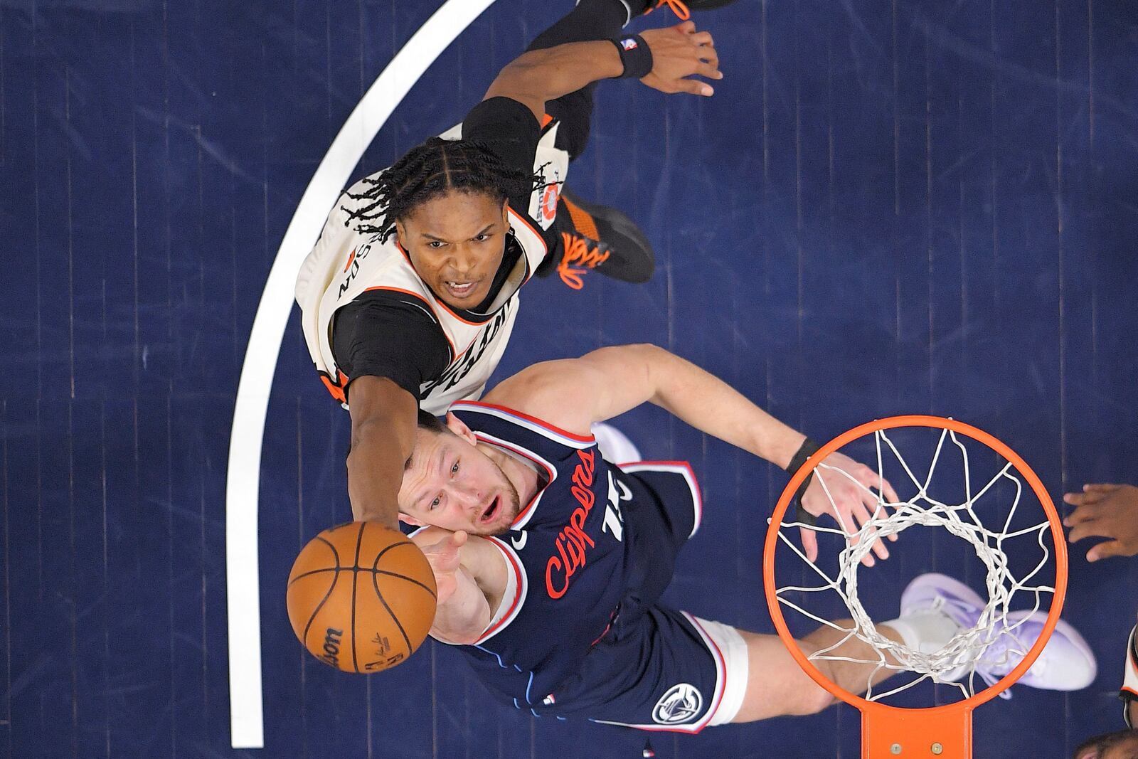 Los Angeles Clippers forward Drew Eubanks, below, and Detroit Pistons forward Ausar Thompson go after a rebound during the first half of an NBA basketball game Wednesday, March 5, 2025, in Inglewood, Calif. (AP Photo/Mark J. Terrill)