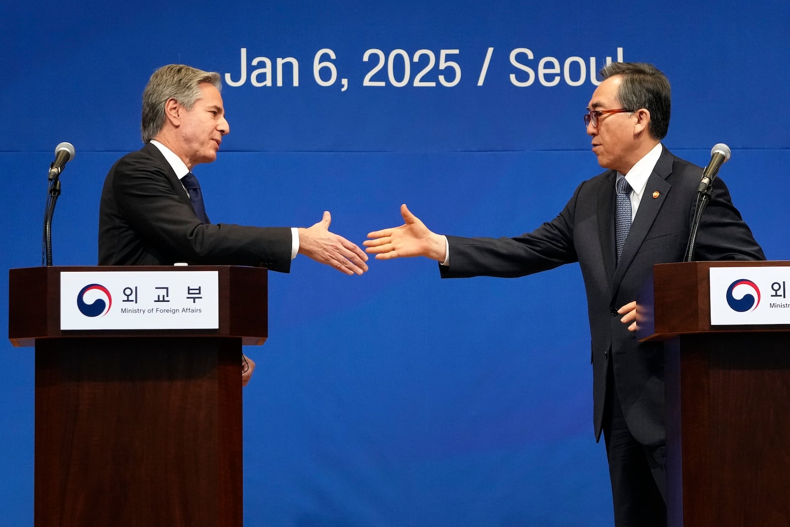 U.S. Secretary of State Antony Blinken, left, and South Korean Foreign Minister Cho Tae-yul, right, shake hands after a joint press conference following their meeting at the Foreign Ministry in Seoul, South Korea, Monday, Jan. 6, 2025. (AP Photo/Lee Jin-man, Pool)