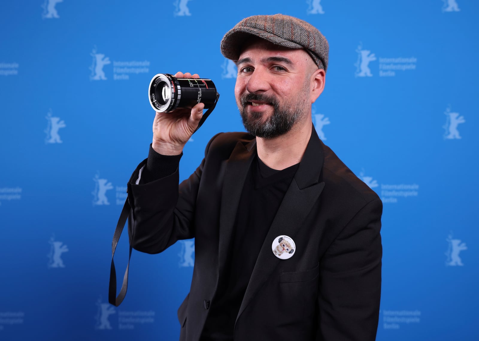 Mexican director Ernesto Martinez Bucio poses with a viewfinder as part of the Best First Feature Award during the winner's photocall at the International Film Festival, Berlinale, in Berlin, Saturday, Feb. 22, 2025. (Ronny Hartmann/Pool via AP)