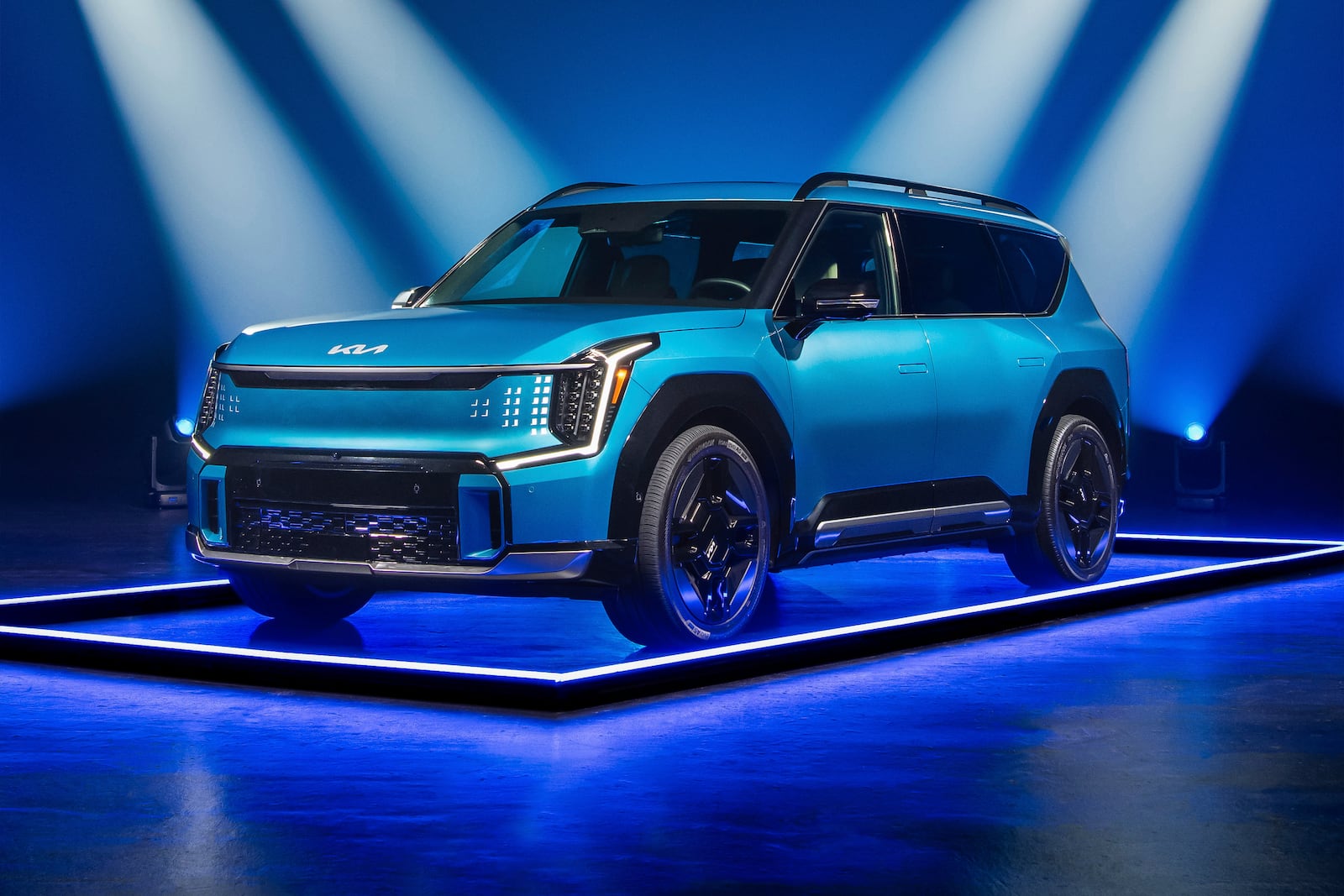 This photo provided by Edmunds shows the 2025 Kia EV9. The electric EV9 has the space and range you need at a reasonable price, making it the Edmunds Top Rated Electric SUV for 2025. (Courtesy of Edmunds via AP)