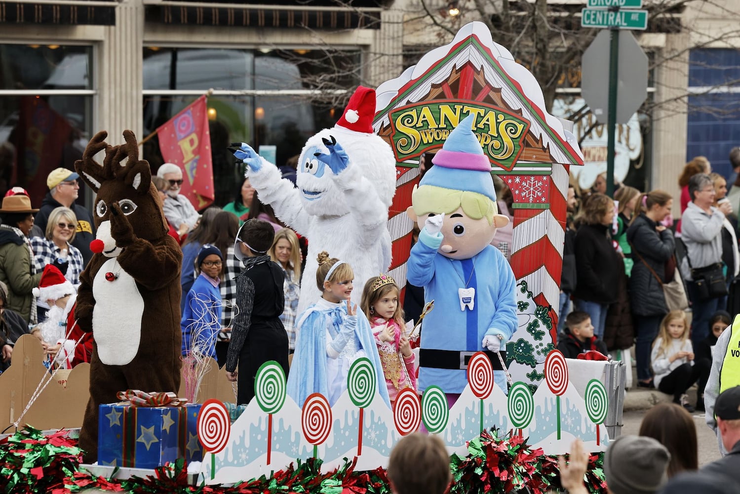 112622 Santa parade Middletown