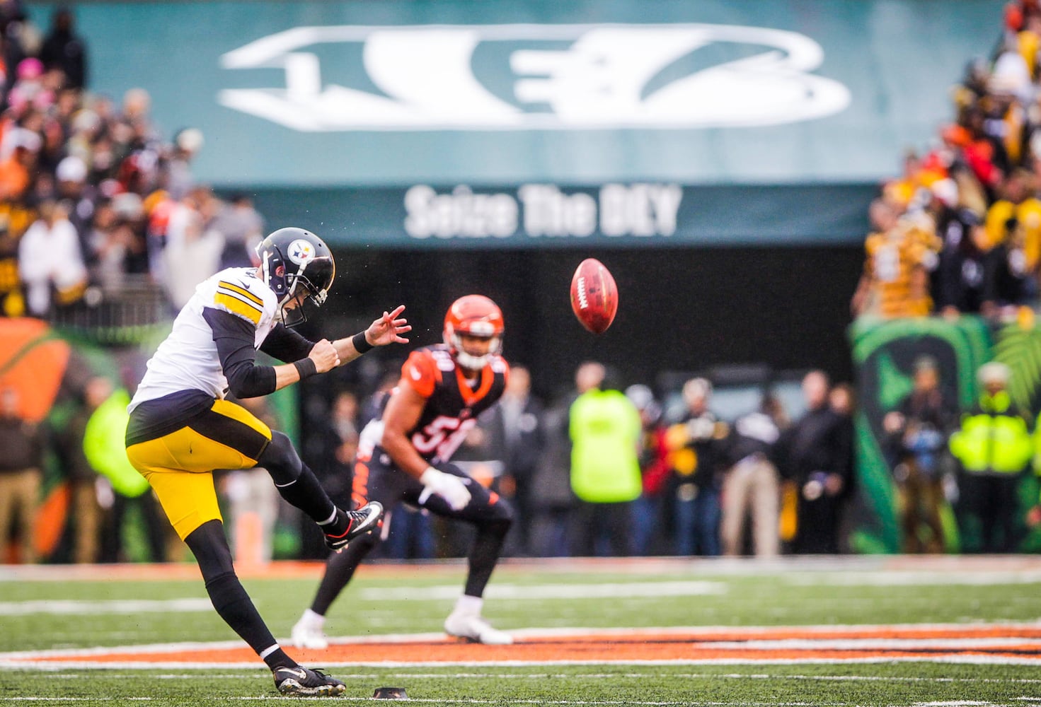 Cincinnati Bengals vs Pittsburgh Steelers football