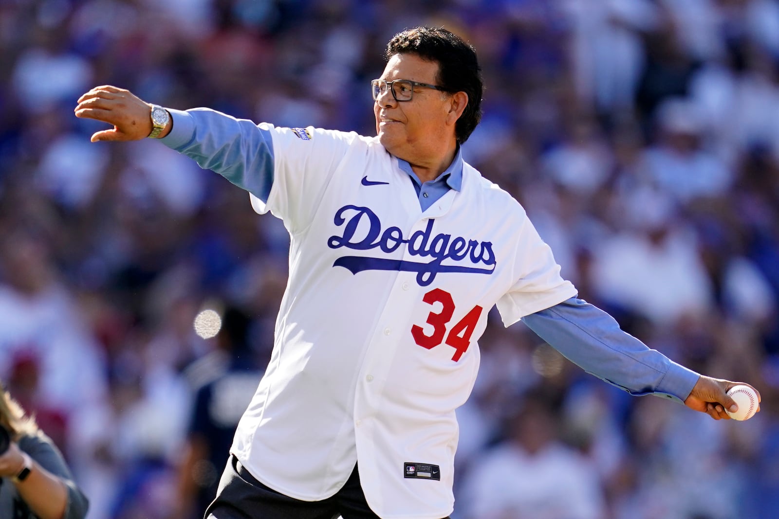 FILE - Former Los Angeles Dodgers pitcher Fernando Valenzuela throws the ceremonial first pitch during the MLB All-Star baseball game, July 19, 2022, in Los Angeles. Fernando Valenzuela, the Mexican-born phenom for the Los Angeles Dodgers who inspired “Fernandomania” while winning the NL Cy Young Award and Rookie of the Year in 1981, has died Tuesday, Oct. 22, 2024.(AP Photo/Abbie Parr, File)