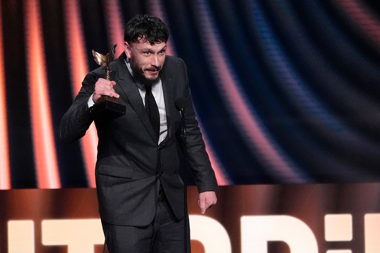 Richard Gadd accepts the award for best lead performance in a new scripted series for "Baby Reindeer"during the Film Independent Spirit Awards on Saturday, Feb. 22, 2025, in Santa Monica, Calif. (AP Photo/Chris Pizzello)