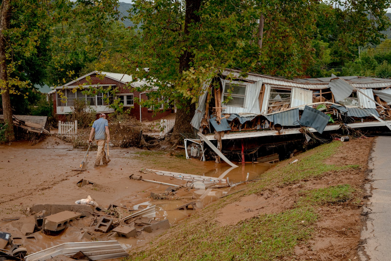 Homes sit destroyed along the Swannanoa River in Swannanoa, N.C., outside Asheville on Sept. 28, 2024. (Mike Belleme/The New York Times)
                      