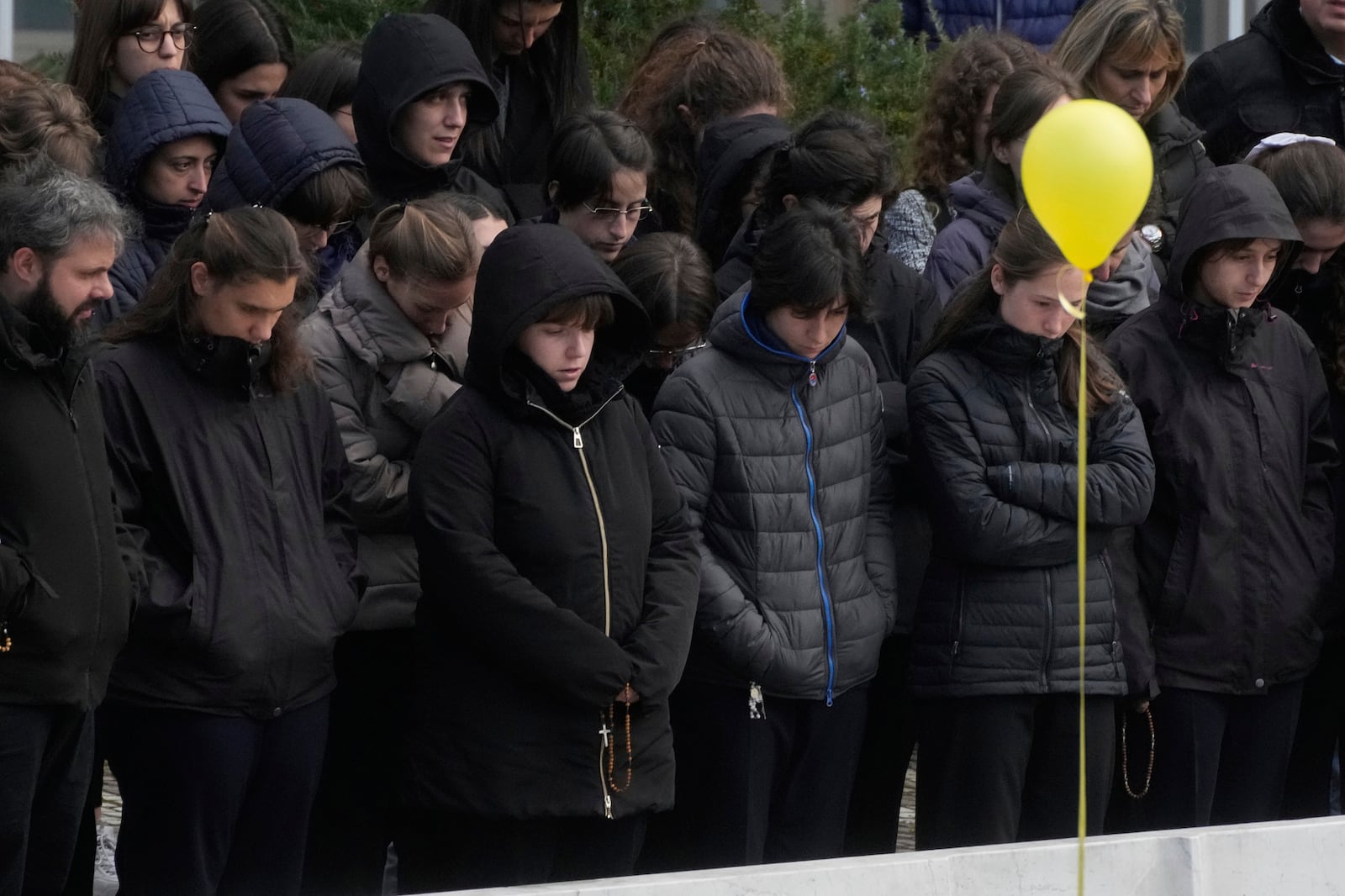 Faithful pray for Pope Francis outside the Agostino Gemelli polyclinic in Rome, Sunday, March 16, 2025. (AP Photo/Gregorio Borgia)