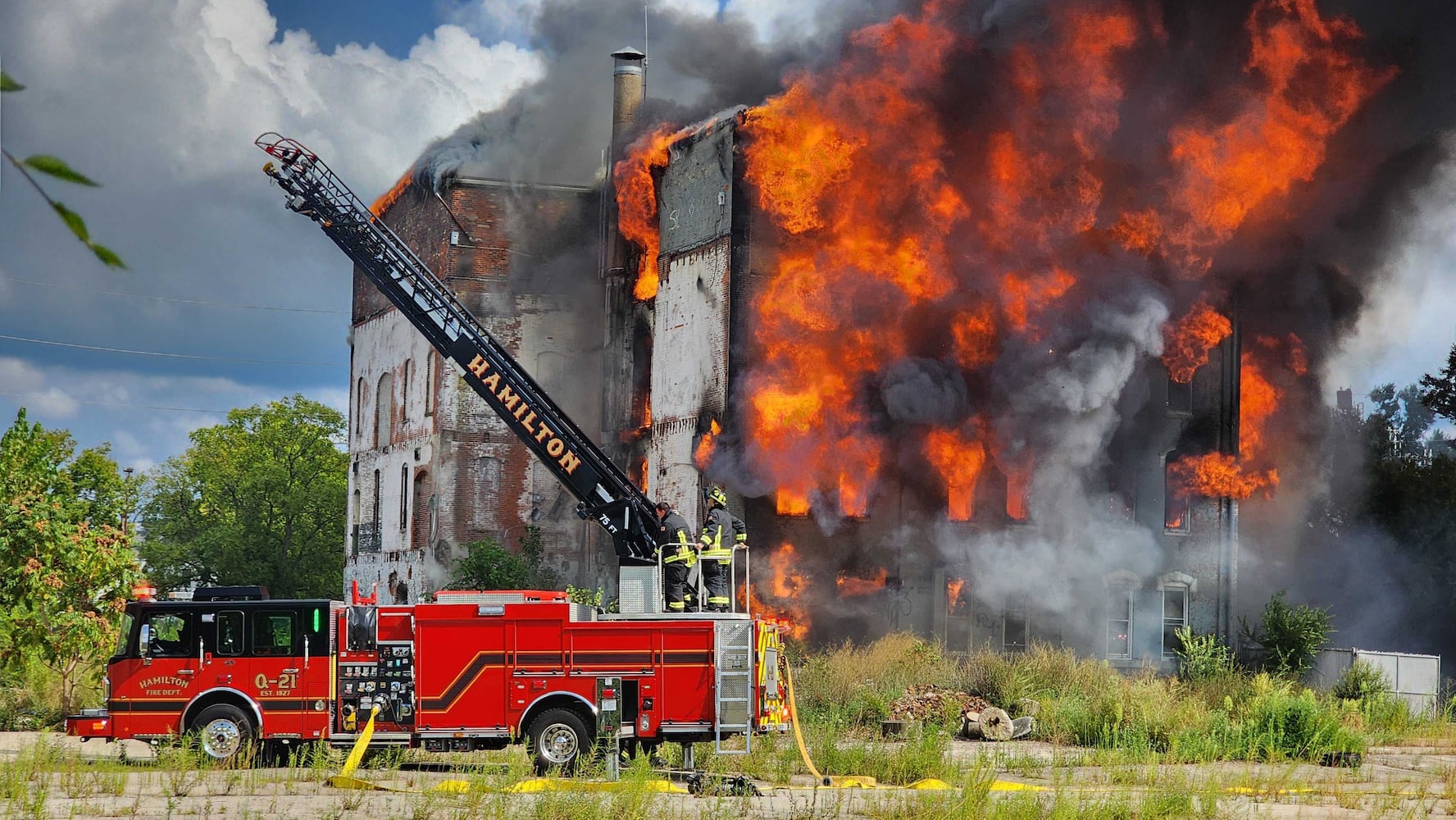 Major fire in vacant building at N 5th and Dayton street in Hamilton