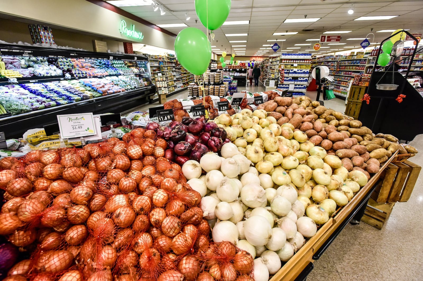 Needler’s Fresh Market held a ribbon cutting for their new location Tuesday, Dec. 5 in the former Marsh Supermarket location on University Boulevard in Middletown.