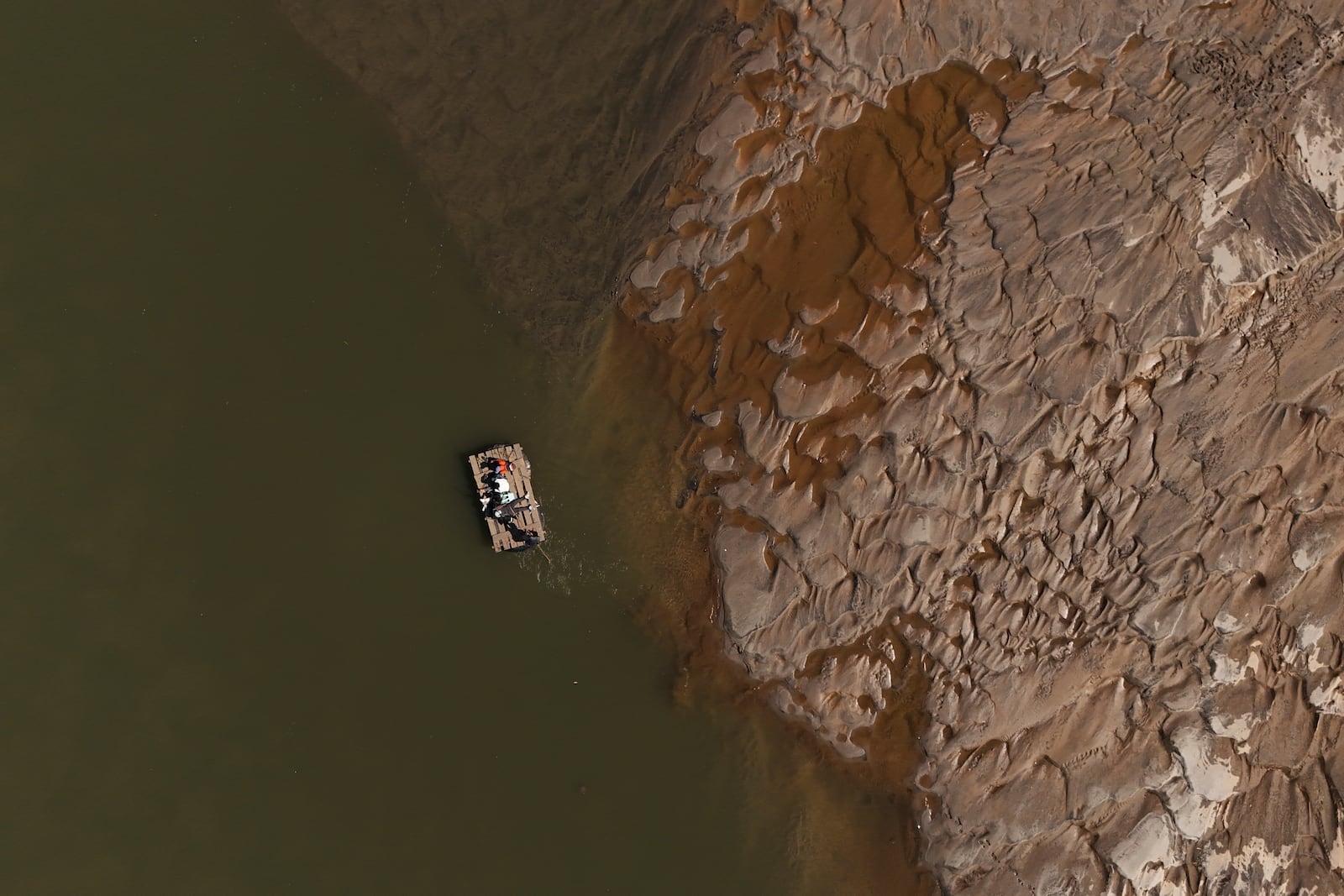 Venezuelan migrants cross the Suchiate River, which marks the border between Guatemala and Mexico, from Tecun Uman, Guatemala, Sunday, Oct. 27, 2024. (AP Photo/Matias Delacroix)