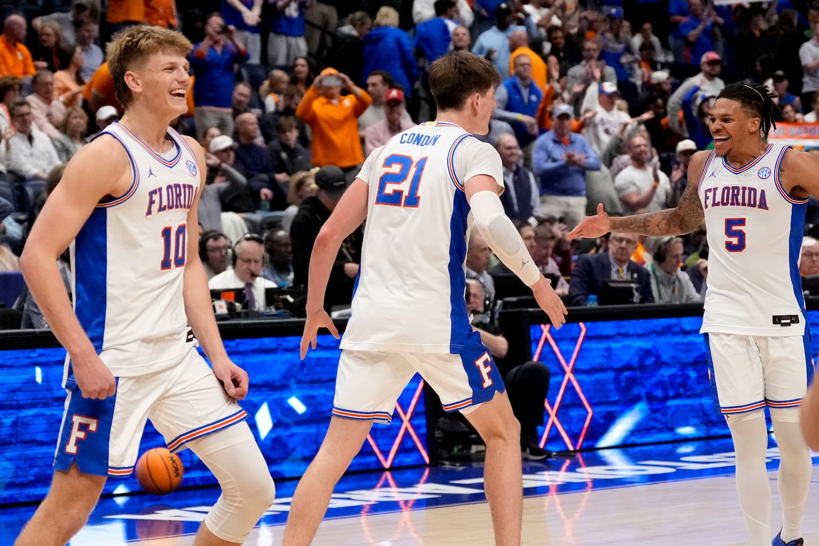 Florida players celebrate victory over Tennessee after an NCAA college basketball game in the final round of the Southeastern Conference tournament, Sunday, March 16, 2025, in Nashville, Tenn. (AP Photo/George Walker IV)